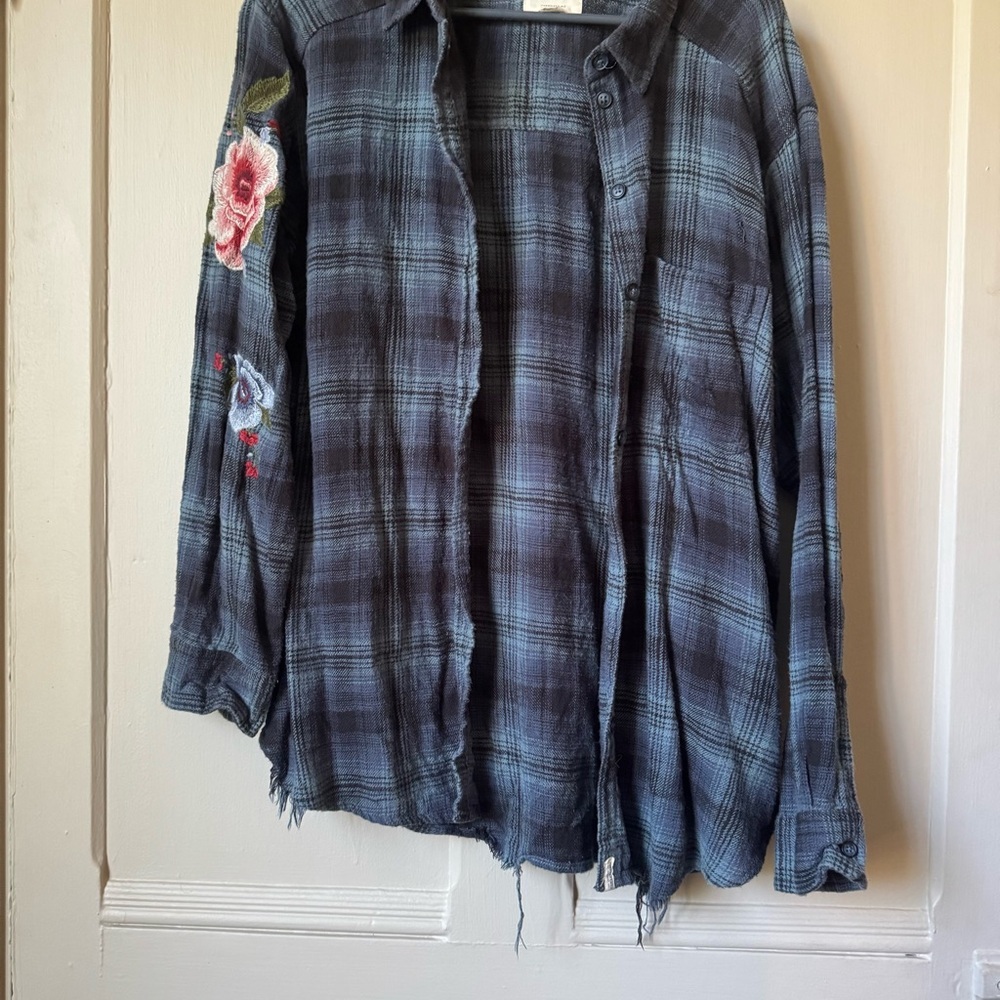 American Eagle Distressed Flannel with Flower Patches - Picture 9 of 9